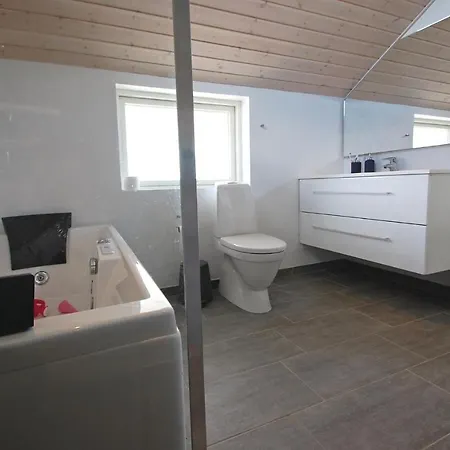 بيت للعطل Three-bedroom Holiday In *