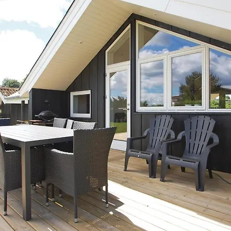 بيت للعطل Three-bedroom Holiday In *