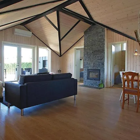Three-bedroom Holiday In بيت للعطل Hejls